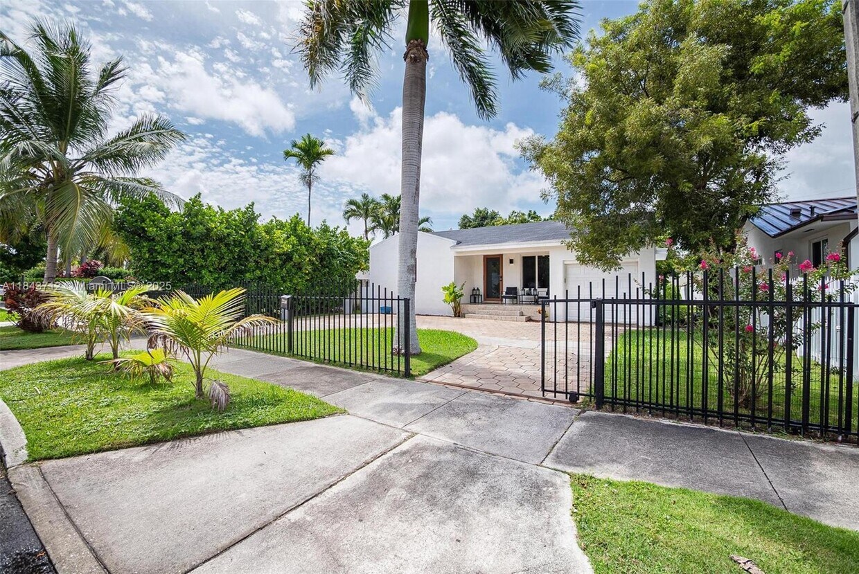 Foto principal - 2350 SW 24th St