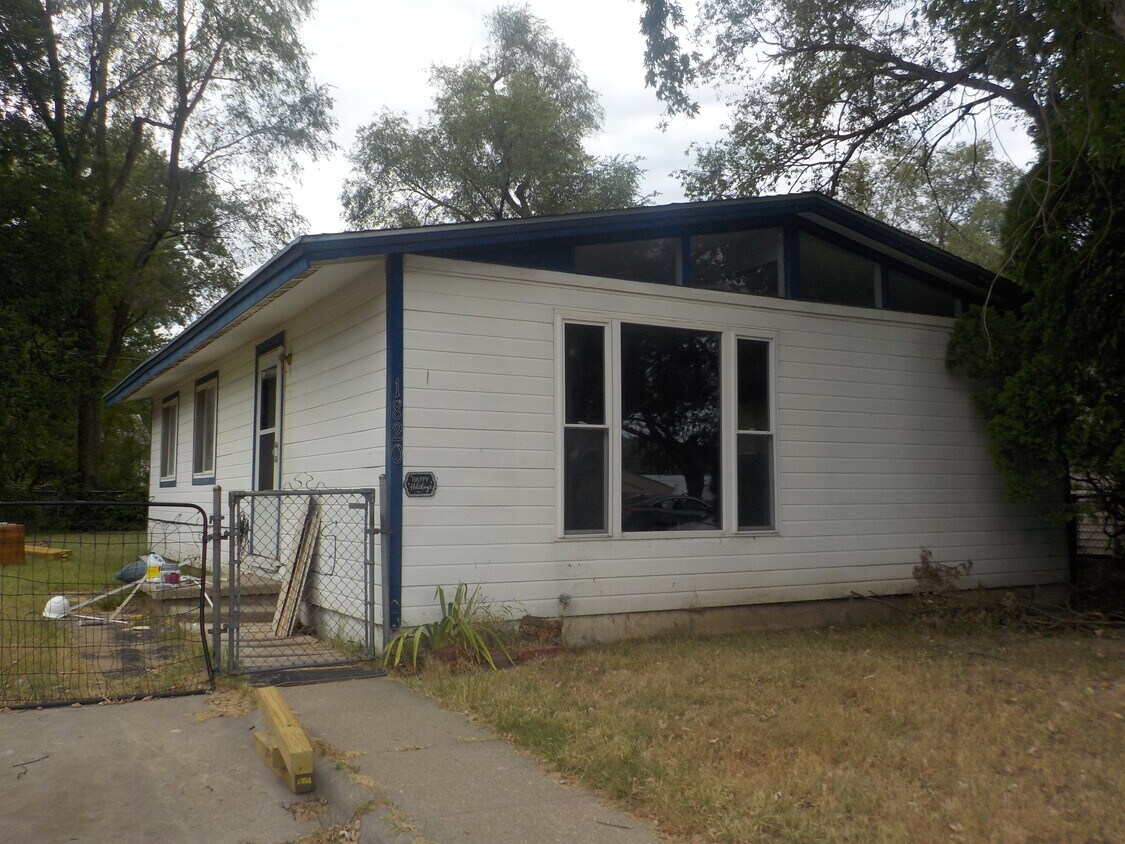 Primary Photo - 1820 Elmdale Ave
