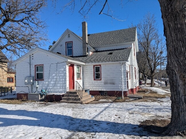 Building Photo - 627 7th Ave S