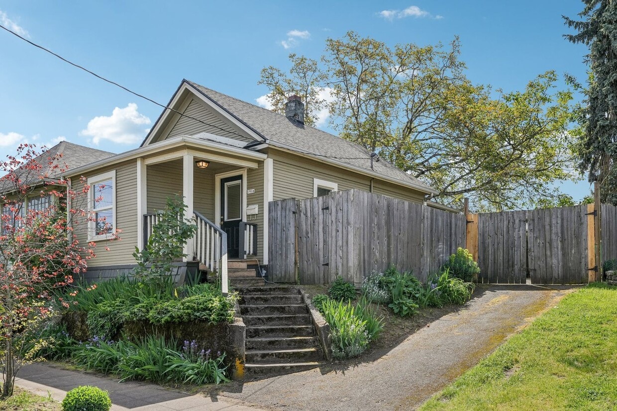 Primary Photo - Charming 2 bed 1 bath Bungalow