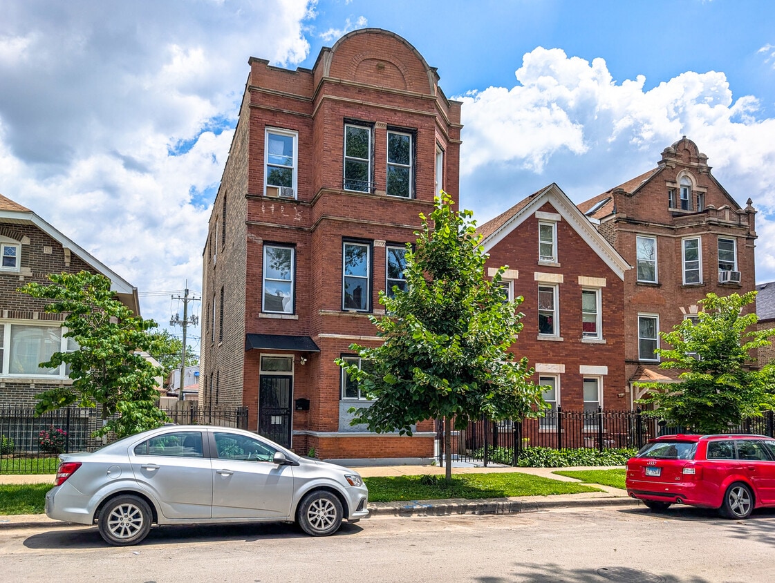 Primary Photo - 2323 S Trumbull Ave