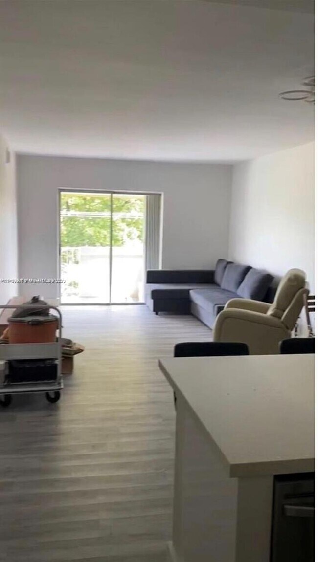 Foto del edificio - 680 Miller Dr