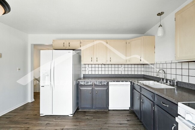 Building Photo - Spacious Home with Washer/Dryer and Centra...