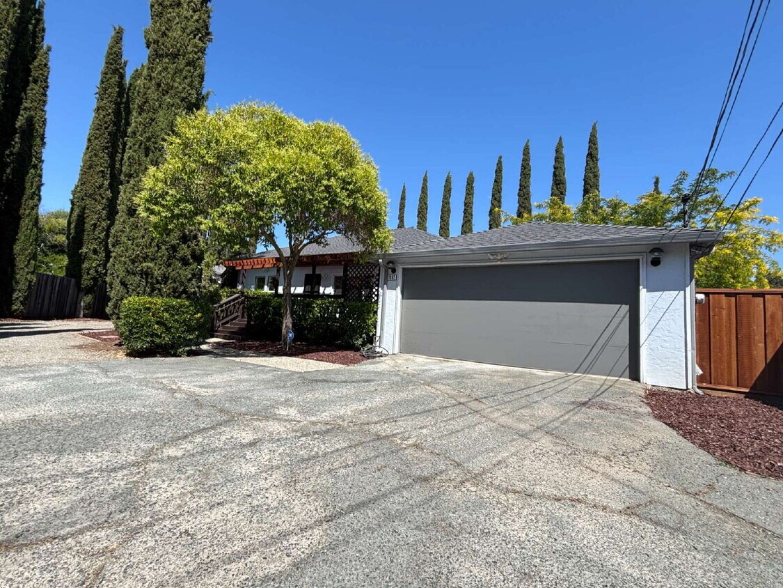 Foto principal - "Stunning Newly Remodeled 3-Bed Oasis with...