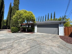 Building Photo - 1802 Creekside Ln
