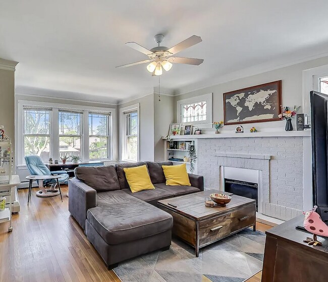 Living Room - 5926 N Hermitage Ave
