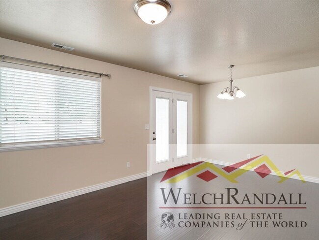 Building Photo - Charming 2 Bed 1.5 Bath Townhome in East L...