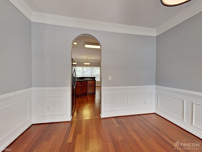 Building Photo - 1228 Saxony Dr SE