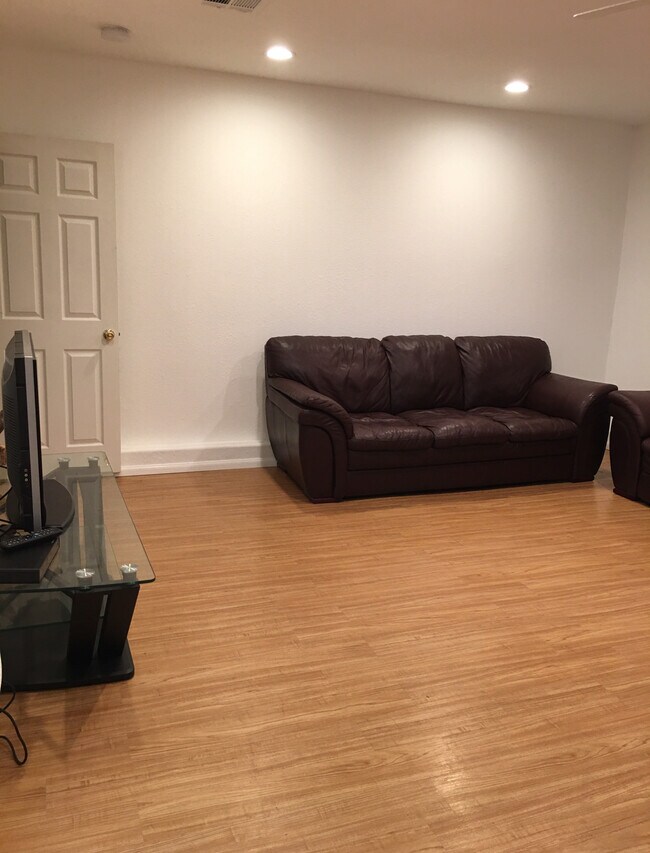livingroom - 16127 Rayen St