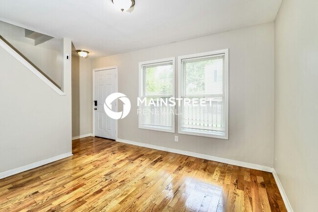 Foto del edificio - 3 Bedroom Pet-Friendly Home in Louisville, KY with Main Street Renewal
