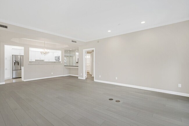Building Photo - 121 N Almont Dr