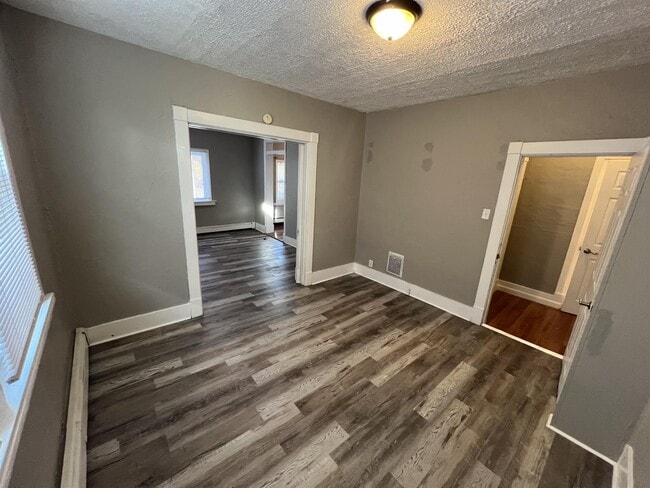 Building Photo - 401 Carothers Ave