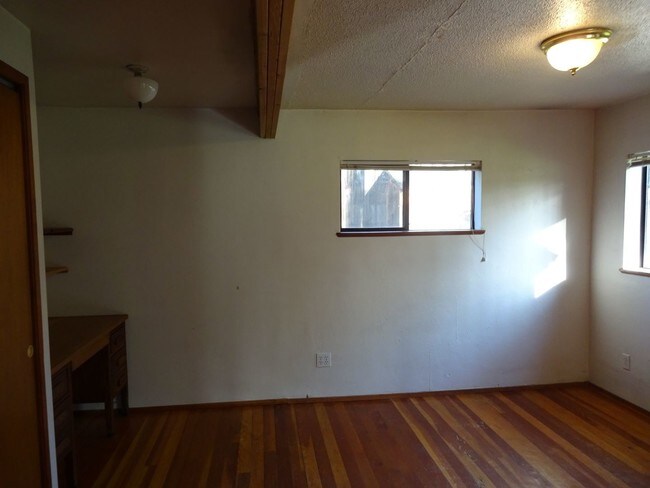 Building Photo - 1025 Irving Rd