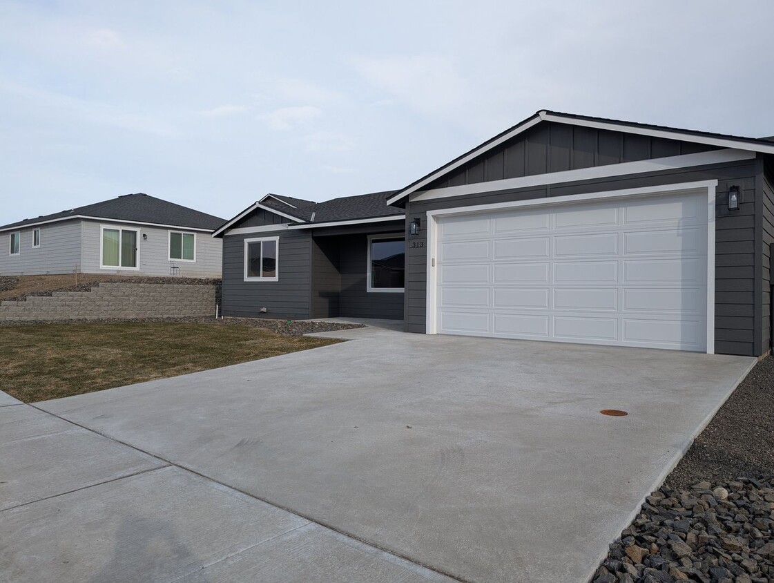 Foto principal - JUST LISTED: Brand-New 3-Bedroom Home in D...