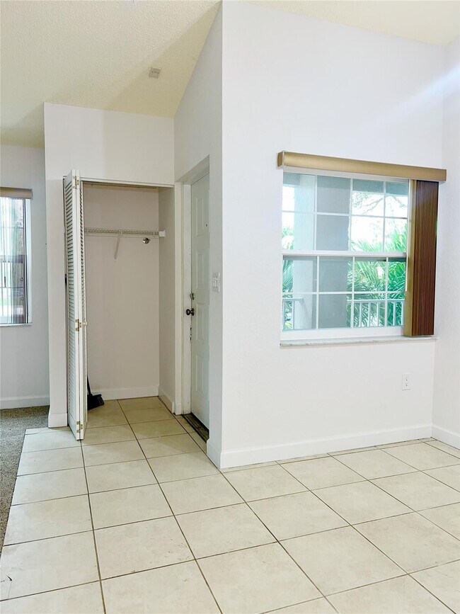 Foto del edificio - 2850 N Oakland Forest Dr