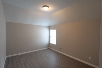 Building Photo - 6119 Lakenshire Falls Ln