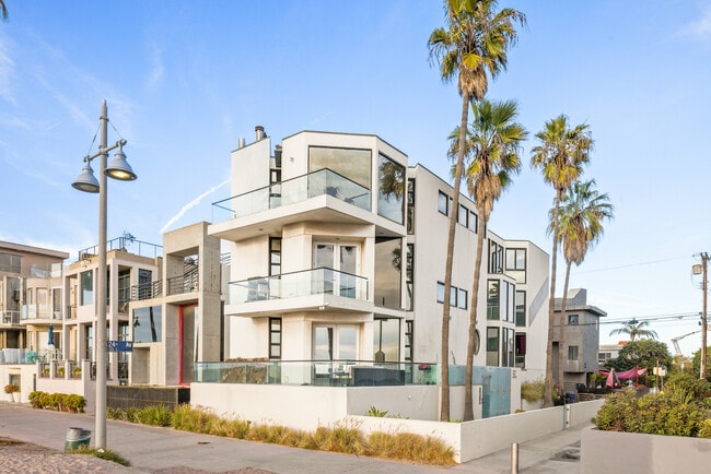 Building Photo - 2319 Ocean Front Walk