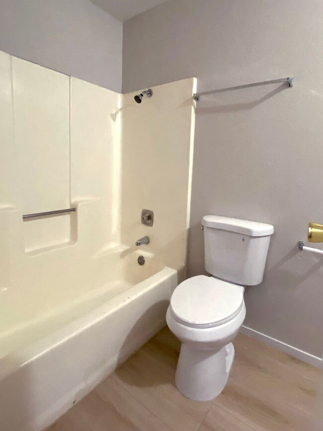 Building Photo - Great two bedroom townhouse for rent
