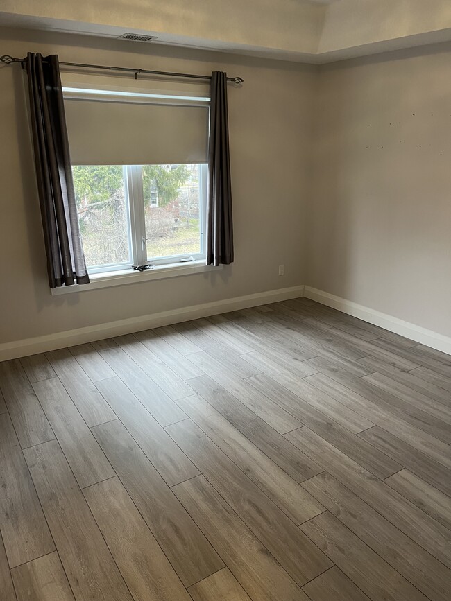 Building Photo - 32 Third Av