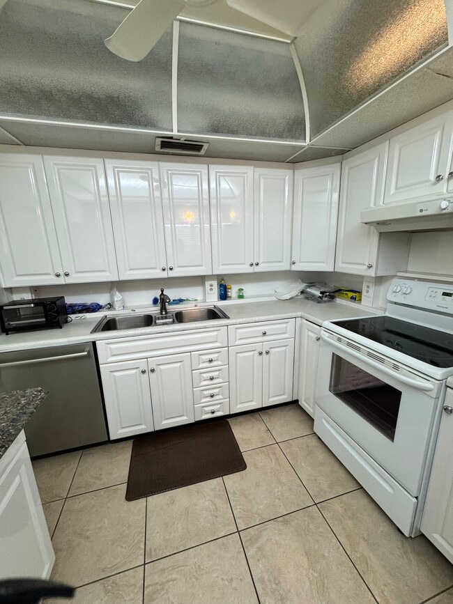 Building Photo - 4007 Yarmouth a