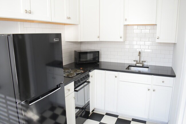 Building Photo - 2940 Oleander Dr
