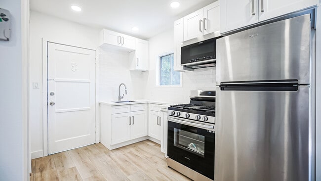 Building Photo - 2065 Ivar Ave