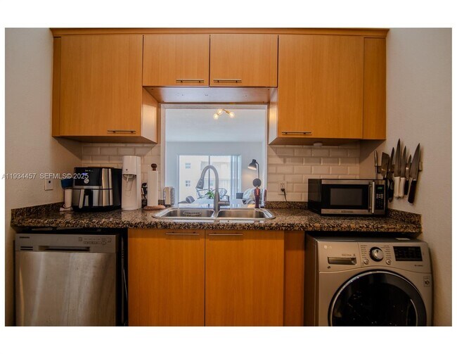 Foto del edificio - 677 NE 24th St