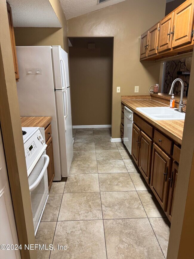 Building Photo - 8136 Coralberry Ln