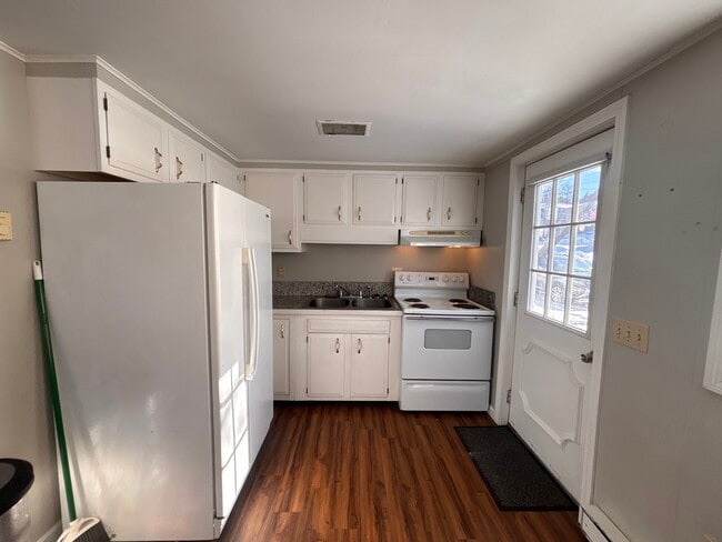 Building Photo - 1160 Hooksett Rd