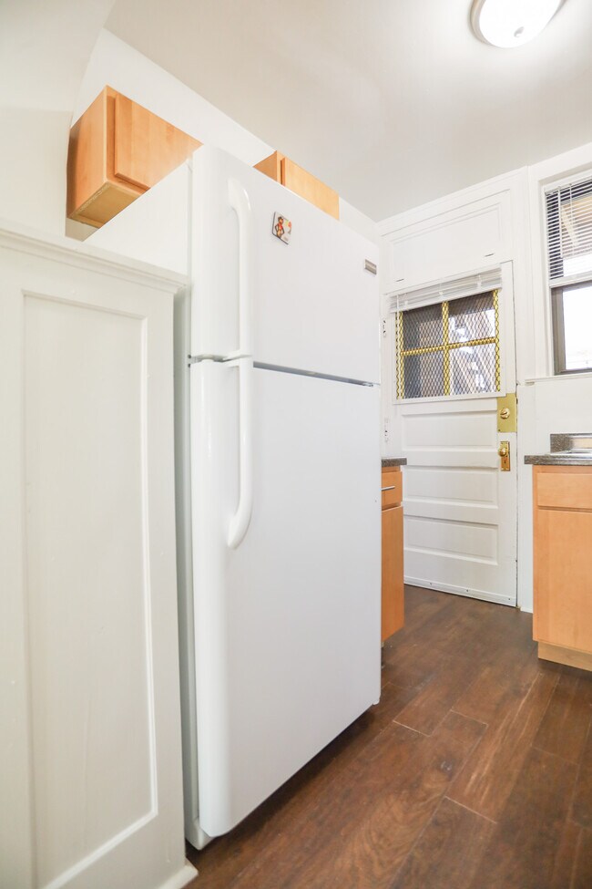 Foto del edificio - 5608 W Wellington Ave