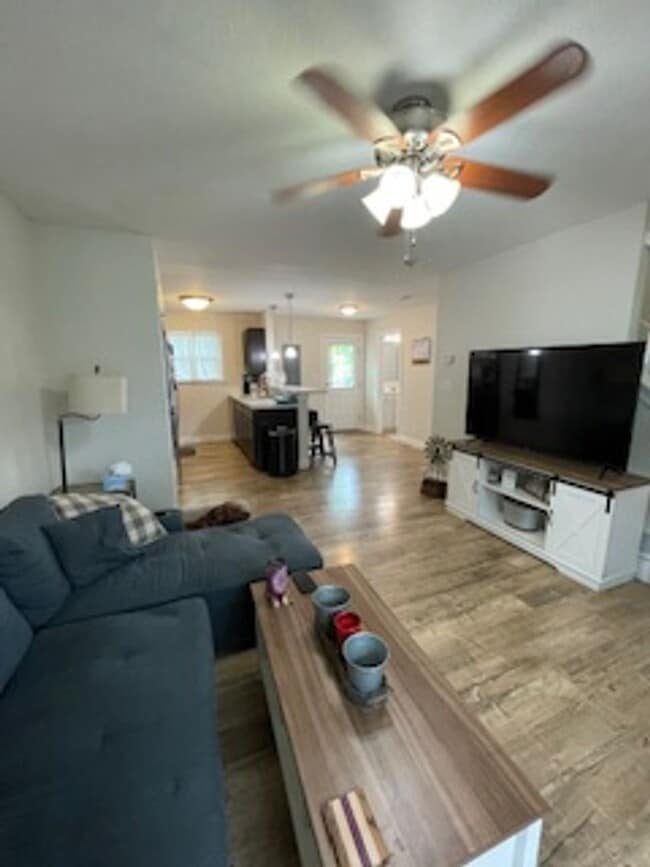 Building Photo - Oak St Duplex