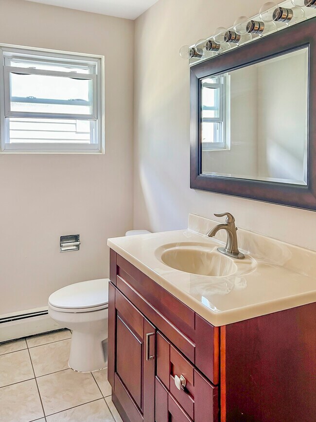 1/2 baño - 5043 W Cornelia Ave