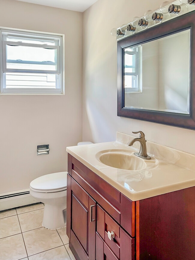 1/2 Bath - 5043 W Cornelia Ave
