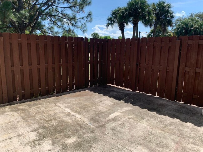 Foto del edificio - 2 Bedroom 1.5 Bath 2 Story Townhouse