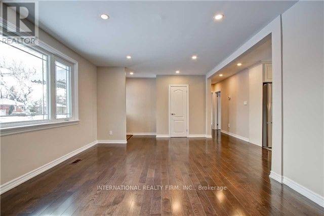 Building Photo - 21 Cartier Crescent