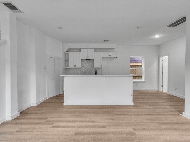 Foto del edificio - 8623 Homewood Ln