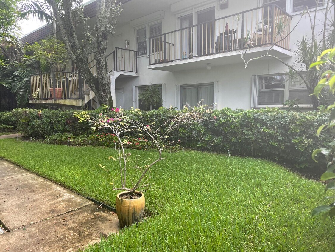 2324 Van Buren St Unit 102, Hollywood, FL 33020 Condo for Rent in