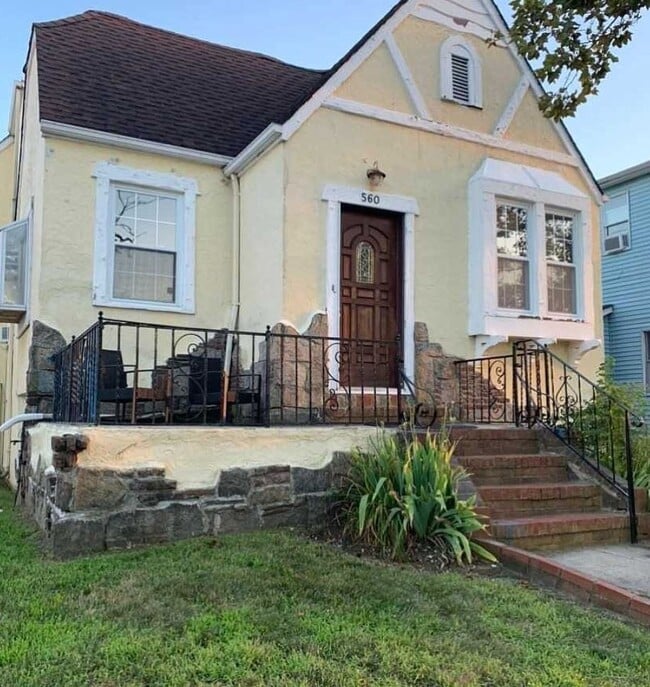 Building Photo - 560 E Hudson St