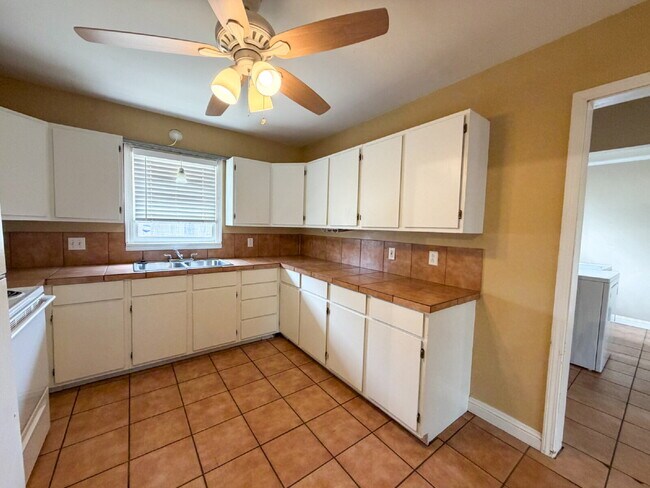 Building Photo - "Charming 2-Bedroom with Bonus Room in Perfect Location!"