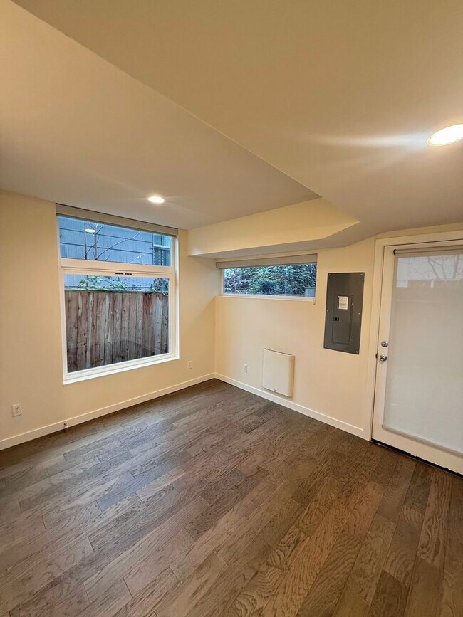 Foto del edificio - 2 Bedroom Modern Columbia City Townhome With Private Patio and Balcony – Near Light Rail