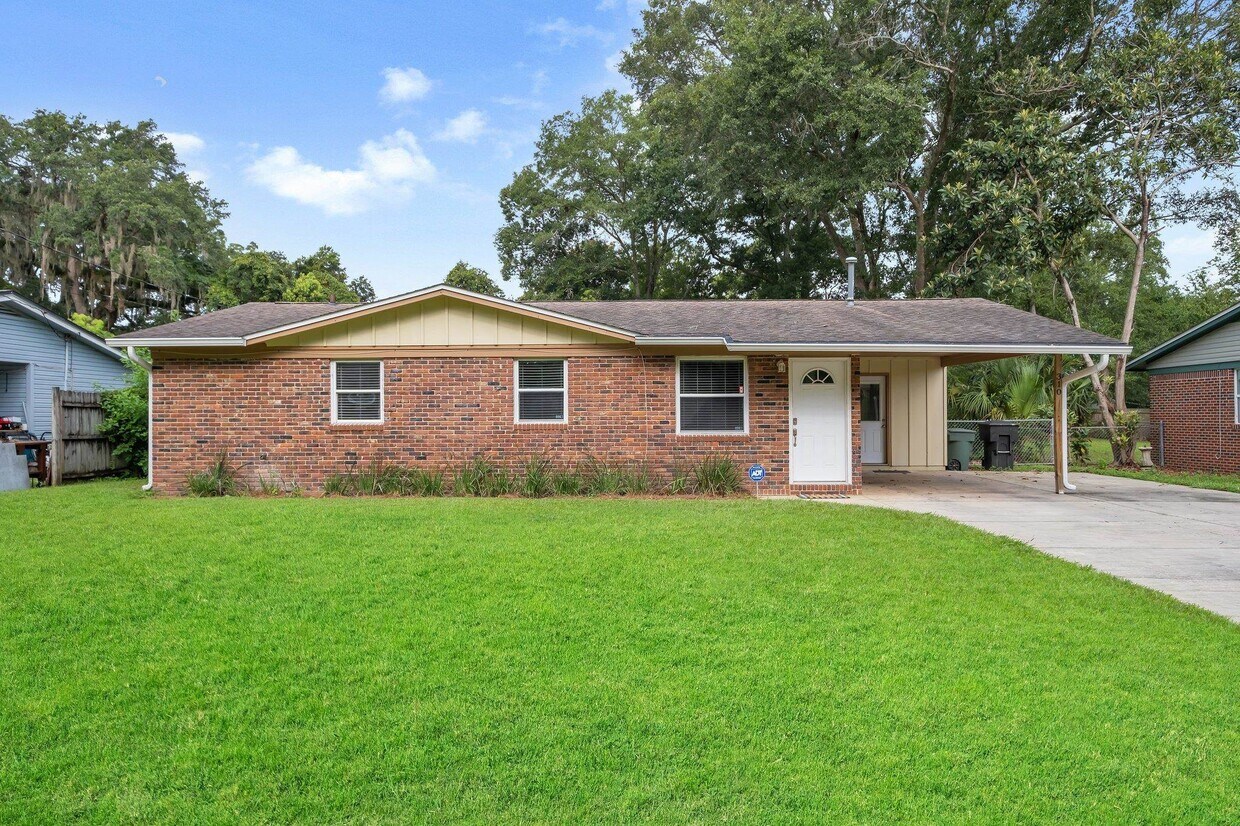 Primary Photo - 310 Lancaster Dr