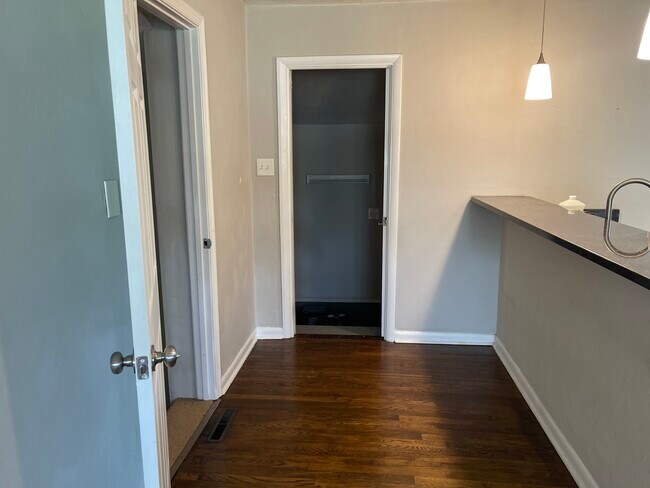 Building Photo - 1503 Ellington Sq