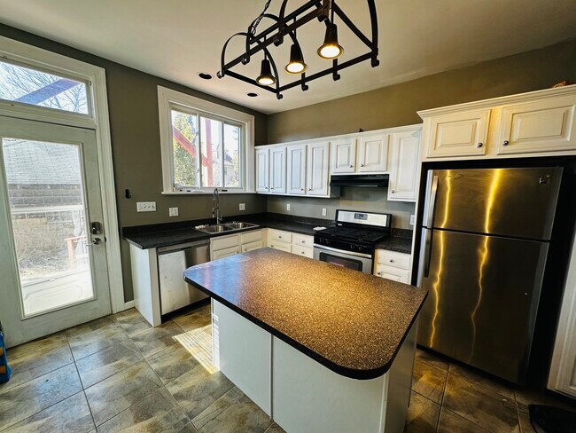 Amplia cocina comedor - 3611 Purdue St
