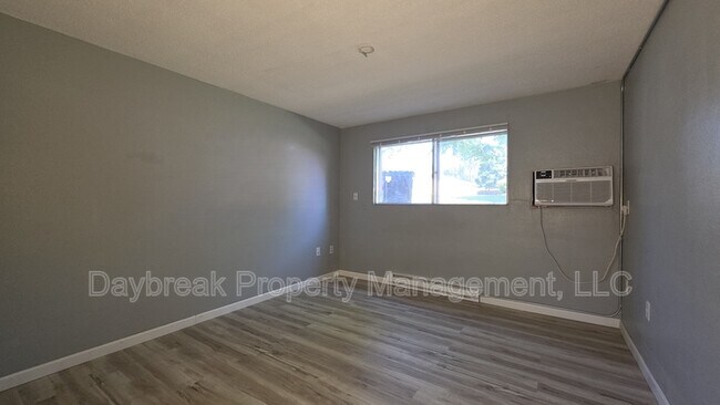 Building Photo - 32 10th Ave N