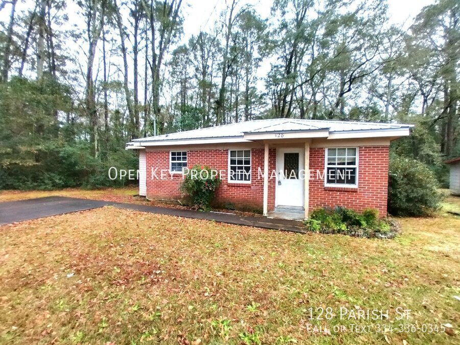 Foto principal - Charming 2-bed, 1-bath home in Dothan, Ala...