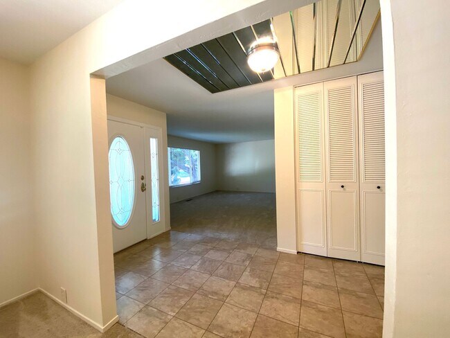 Building Photo - Pleasanton Single Story House 4 bed/2 bath, Downtown next to Amador Valley High! Great Location