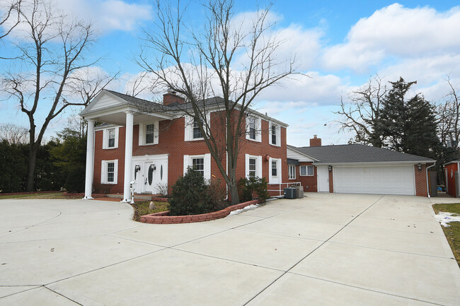 Building Photo - 305 N Reed St