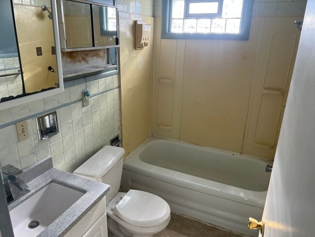 Building Photo - 211 Anne St