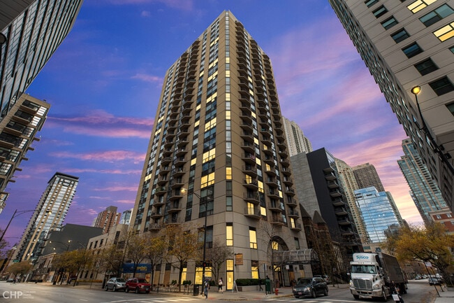 Building Exterior - 70 W Huron St (Chicago, IL) Apartment