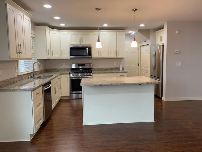 Building Photo - Lovely 3 bedroom Home at end of cul-de-sac - Low Maintenance Yard